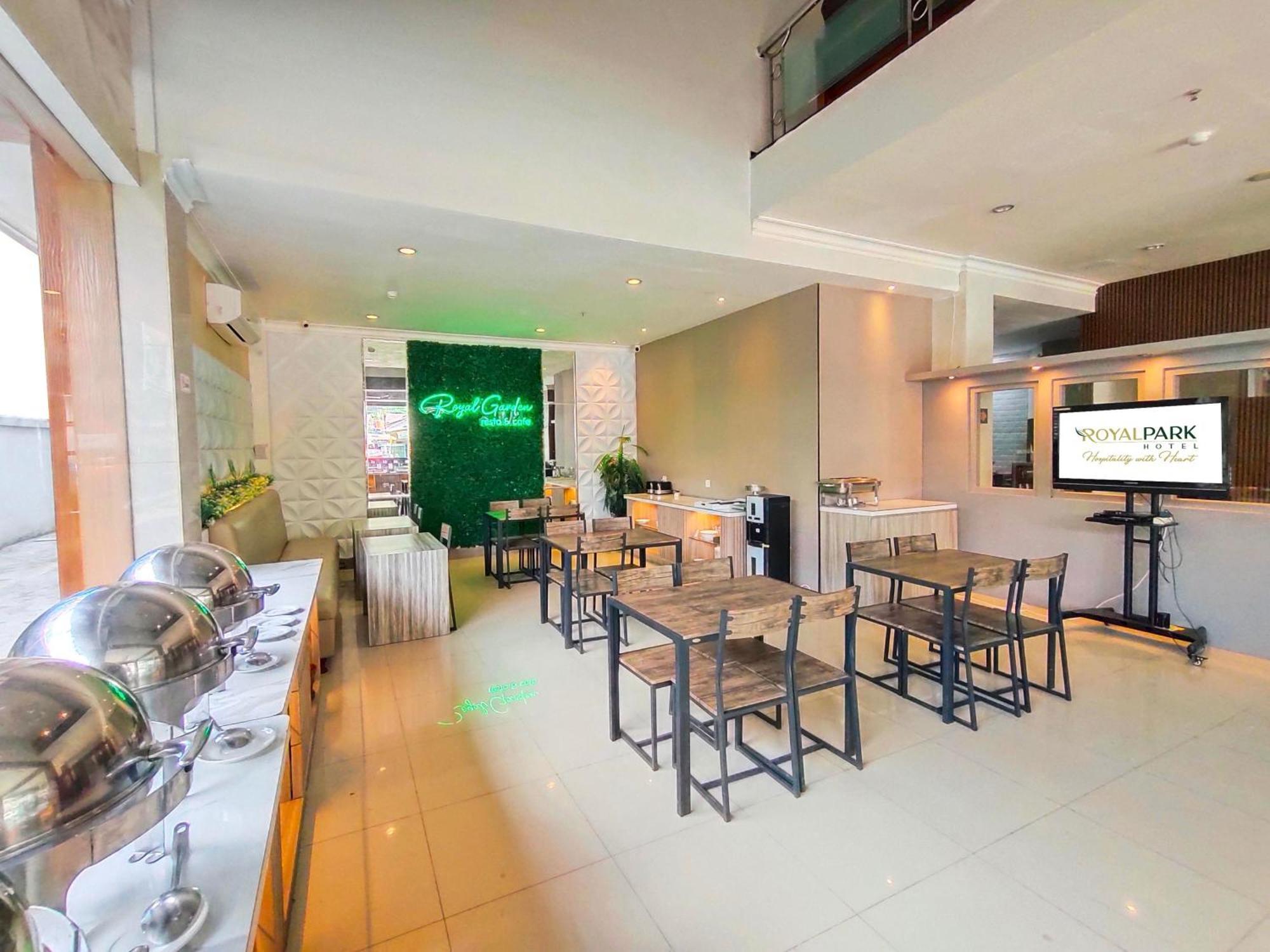 Royal Park Hotel Samarinda Exteriör bild