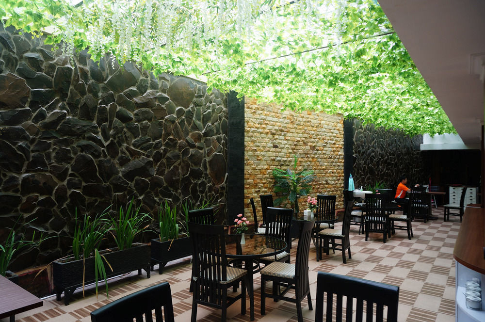 Royal Park Hotel Samarinda Exteriör bild