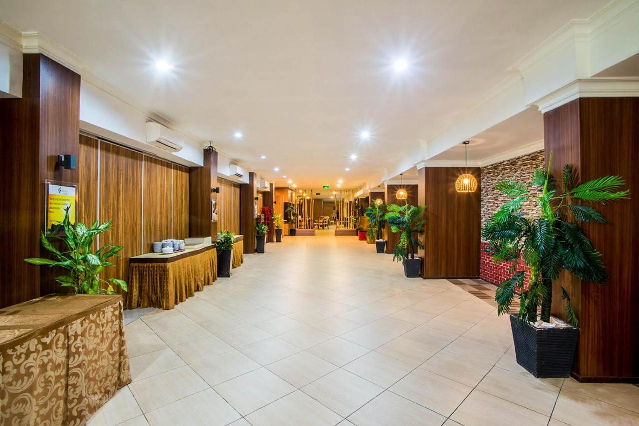 Royal Park Hotel Samarinda Exteriör bild